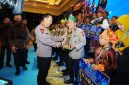 Keterangan foto : Kapolri Jenderal Listyo Sigit Prabowo, memberikan penghargaan kepada Kapolda Riau Irjen Herry Heryawan dalam acara Awarding Day Apresiasi Kreasi Polri di Grand Ballroom The Tribrata, Jakarta. 