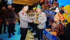 Keterangan foto : Kapolri Jenderal Listyo Sigit Prabowo, memberikan penghargaan kepada Kapolda Riau Irjen Herry Heryawan dalam acara Awarding Day Apresiasi Kreasi Polri di Grand Ballroom The Tribrata, Jakarta. 