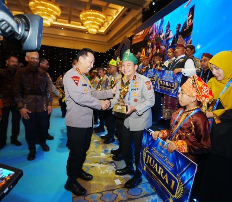 Keterangan foto : Kapolri Jenderal Listyo Sigit Prabowo, memberikan penghargaan kepada Kapolda Riau Irjen Herry Heryawan dalam acara Awarding Day Apresiasi Kreasi Polri di Grand Ballroom The Tribrata, Jakarta. 