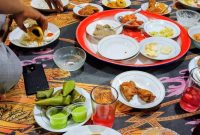 Keterangan Foto: Makan bersama dan Silaturahmi Kelompok 09 KPM dengan masyarakat Gampong Ude pada Peringatan Maulid Nabi Muhammad SAW.