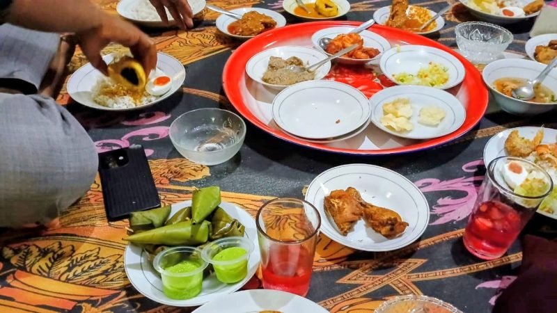 Keterangan Foto: Makan bersama dan Silaturahmi Kelompok 09 KPM dengan masyarakat Gampong Ude pada Peringatan Maulid Nabi Muhammad SAW.