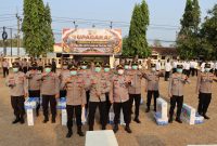 Keterangan Foto: Polres Way Kanan menggelar penyerahan materiil berupa unit komputer All-in-One (PC AIO), printer, dan sarana penanggulangan Karhutla.