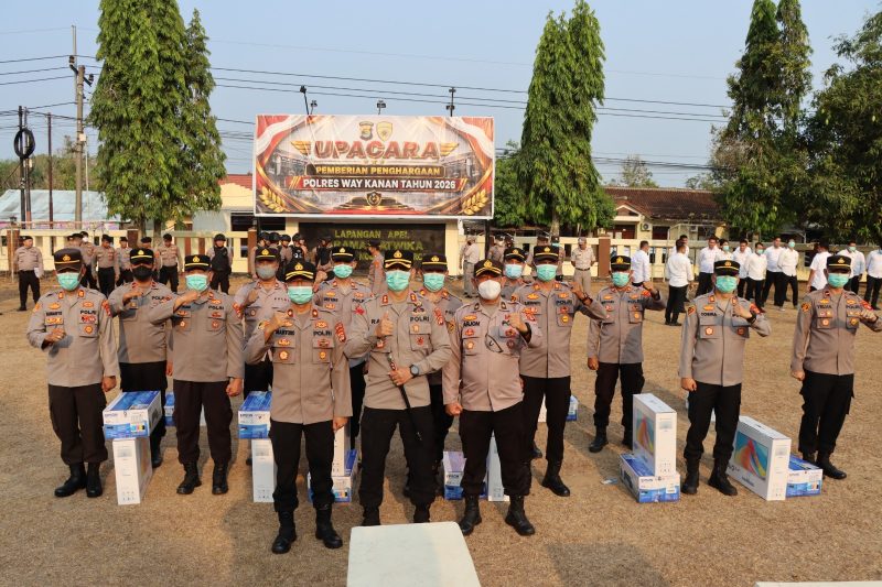 Keterangan Foto: Polres Way Kanan menggelar penyerahan materiil berupa unit komputer All-in-One (PC AIO), printer, dan sarana penanggulangan Karhutla.