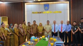 Keterangan Foto: Wali Kota Langsa Jeffry Sentana dan Kajari Langsa Dr. Adi Tyogunawan usai penandatanganan kerja sama penanganan masalah hukum di Kantor Wali Kota Langsa, Selasa (8/9/2026).