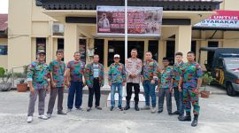 Keterangan Foto: Pengurus PC FSPTI Kota Pekanbaru, Rinto Pangaribuan, bersama Kapolsek Binawidya, Kompol Nusirwan, S.H., usai apel kesiapsiagaan karhutla di halaman Mapolsek Binawidya, Rabu (9/9/2026).
