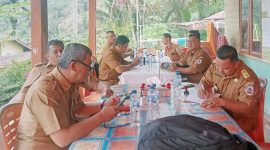 Keterangan Foto: Rapat klarifikasi dugaan pemotongan Jadup yang dipimpin Inspektorat Tapteng di Desa Sibio-bio, Kecamatan Sibabangun, Senin (7/9/2026).