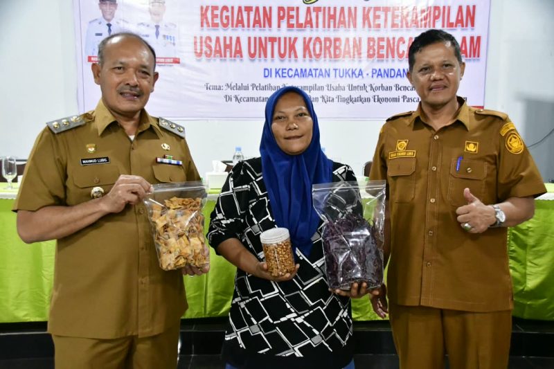 Keterangan Foto: Wakil Bupati Mahmud Efendi bersama pelaku usaha korban banjir Tapteng, didampingi Kadis UMKM Tapteng Erman Syahrin Lubis, saat pembukaan pelatihan di Hasian Hotel Pandan, Selasa (8/9/2026).
