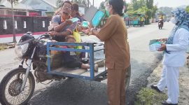 Keterangan Foto: Pegawai Dinas Kesehatan Tapteng membagikan masker kepada masyarakat untuk menghindari dampak abu vulkanik.
