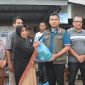 Keterangan foto: Wali Kota Langsa Jeffry Sentana S. Putra, S.E. menyerahkan bantuan kepada warga terdampak banjir, baik secara langsung maupun melalui para geuchik. 