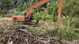Keterangan foto: Pemko Langsa terus melakukan upaya pembersihan bantaran Krueng Langsa dengan menggunakan excavator.