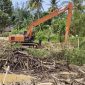 Keterangan foto: Pemko Langsa terus melakukan upaya pembersihan bantaran Krueng Langsa dengan menggunakan excavator.