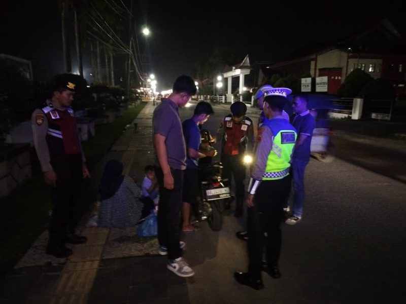 Keterangan foto: Personel Polres Tapanuli Tengah gencar melakukan Patroli Blue Light.