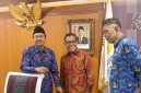Keterangan foto: Bupati Tapanuli Tengah Masinton Pasaribu bersama Menteri Sosial RI Saifullah Yusuf, didampingi Wakil Menteri Sosial RI Agus Jabo Priyono, di Kantor Kemensos RI, Jakarta.