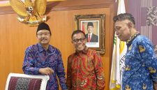 Keterangan foto: Bupati Tapanuli Tengah Masinton Pasaribu bersama Menteri Sosial RI Saifullah Yusuf, didampingi Wakil Menteri Sosial RI Agus Jabo Priyono, di Kantor Kemensos RI, Jakarta.