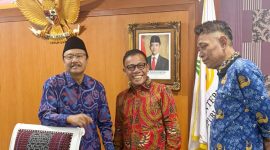 Keterangan foto: Bupati Tapanuli Tengah Masinton Pasaribu bersama Menteri Sosial RI Saifullah Yusuf, didampingi Wakil Menteri Sosial RI Agus Jabo Priyono, di Kantor Kemensos RI, Jakarta.