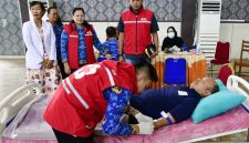 Keterangan foto: Wakil Bupati Tapanuli Tengah sekaligus Ketua PMI Tapteng Mahmud Efendi, S.H., turut mendonorkan darah dalam rangka HUT PMI ke-81, didampingi Kepala Dinas Kesehatan Tapteng Lisnawati Panjaitan.