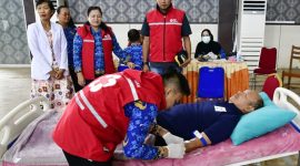Keterangan foto: Wakil Bupati Tapanuli Tengah sekaligus Ketua PMI Tapteng Mahmud Efendi, S.H., turut mendonorkan darah dalam rangka HUT PMI ke-81, didampingi Kepala Dinas Kesehatan Tapteng Lisnawati Panjaitan.

