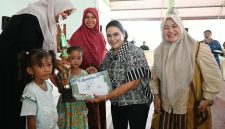 Keterangan foto: Bunda PAUD Tapteng Ny. Rismawaty Masinton Pasaribu didampingi Wakil Ketua PAUD Tapteng menyerahkan piagam penghargaan kepada para pemenang lomba.