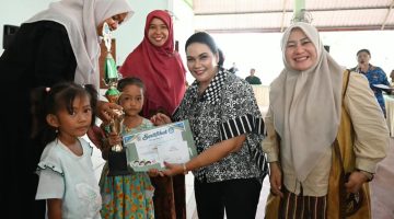 Keterangan foto: Bunda PAUD Tapteng Ny. Rismawaty Masinton Pasaribu didampingi Wakil Ketua PAUD Tapteng menyerahkan piagam penghargaan kepada para pemenang lomba.
