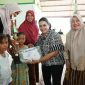 Keterangan foto: Bunda PAUD Tapteng Ny. Rismawaty Masinton Pasaribu didampingi Wakil Ketua PAUD Tapteng menyerahkan piagam penghargaan kepada para pemenang lomba.