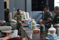 Keterangan Foto: Suasana akrab terlihat saat Pangdam XIX/Tuanku Tambusai Mayjen TNI Dr. Agus Hadi Waluyo (kanan) berdialog dengan Dirdik Seskoad Brigjen TNI Surya Wibawa (kiri) di Ruang Kerja Pangdam XIX/TT, Pekanbaru.( dok. Ist)