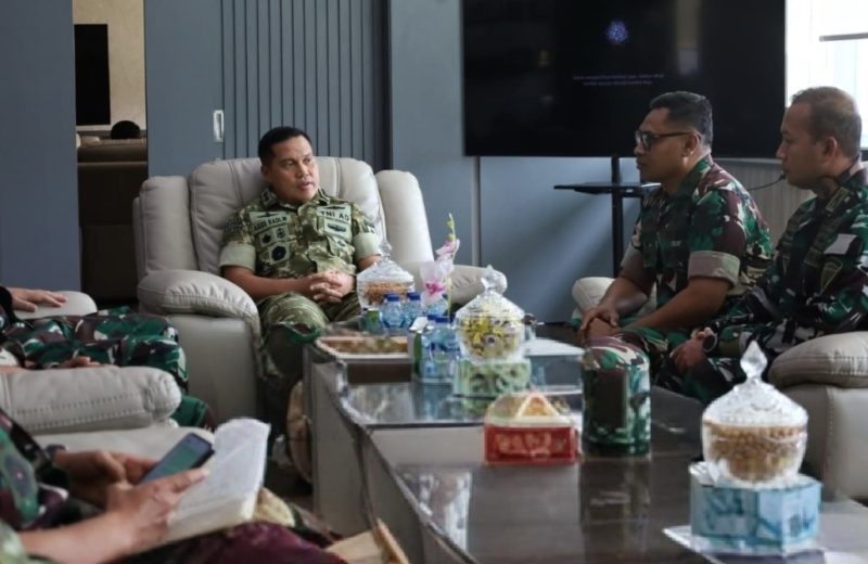 Keterangan Foto: Suasana akrab terlihat saat Pangdam XIX/Tuanku Tambusai Mayjen TNI Dr. Agus Hadi Waluyo (kanan) berdialog dengan Dirdik Seskoad Brigjen TNI Surya Wibawa (kiri) di Ruang Kerja Pangdam XIX/TT, Pekanbaru.( dok. Ist) 