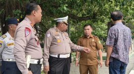 Keterangan Foto: Kasubdit Kamsel Ditlantas Polda Riau AKBP Dasril, S.Pd., M.M., bersama instansi terkait saat melakukan survei lokasi pemeliharaan Jembatan Siak I dan Siak III di Kota Pekanbaru. (dok.ist)