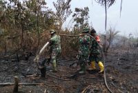 Keterangan foto: Personel Kodim 0303/Bengkalis bersama tim terpadu terus memperkuat penanggulangan kebakaran hutan dan lahan (Karhutla) di delapan titik wilayah Kabupaten Bengkalis dan Kepulauan Meranti.(dok.ist)