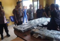 Keterangan foto: Kapolres Bengkalis AKBP Fahrian Saleh Siregar saat melihat barang bukti sabu sebanyak 65 bungkus yang diamankan di Polsek Bantan.(dok.ist)