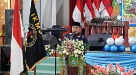 Keterangan Foto: Wakil Wali Kota Dumai Sugiyarto, S.E., saat memberikan sambutan pada HUT ke-34 IKMBD di Gedung Sri Bunga Tanjung, Minggu (13/9/2026).