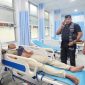 Keterangan foto: Ketua Umum PK NTT Kota Batam, Mohammad Agung Teibang, saat membesuk salah satu korban bentrok lahan Setokok di RS Bhayangkari Batam. (dok. ist)