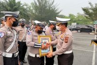 Keterangan foto : Dirlantas Polda Riau Kombes Pol Jeki Rahmat Mustika, S.I.K., M.H.,  memberikan penghargaan Kepada personil Lantas yang berprestasi, Kamis (17/9/2026) 

