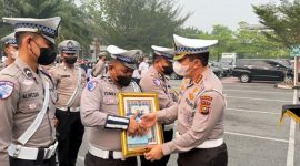 Keterangan foto : Dirlantas Polda Riau Kombes Pol Jeki Rahmat Mustika, S.I.K., M.H.,  memberikan penghargaan Kepada personil Lantas yang berprestasi, Kamis (17/9/2026) 
