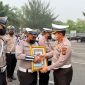 Keterangan foto : Dirlantas Polda Riau Kombes Pol Jeki Rahmat Mustika, S.I.K., M.H.,  memberikan penghargaan Kepada personil Lantas yang berprestasi, Kamis (17/9/2026) 
