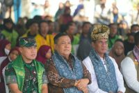 Keterangan foto : Pangdam XIX/Tuanku Tambusai Mayjen TNI Dr. Agus Hadi Waluyo, S.A.P., M.M., CHRMP., bersama Menteri Pertanian RI Dr. Ir. H. Andi Amran Sulaiman, M.P., dan Gubernur Riau SF Hariyanto, saat acara penyerahan bantuan pangan.