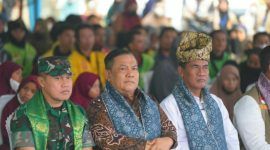 Keterangan foto : Pangdam XIX/Tuanku Tambusai Mayjen TNI Dr. Agus Hadi Waluyo, S.A.P., M.M., CHRMP., bersama Menteri Pertanian RI Dr. Ir. H. Andi Amran Sulaiman, M.P., dan Gubernur Riau SF Hariyanto, saat acara penyerahan bantuan pangan. 