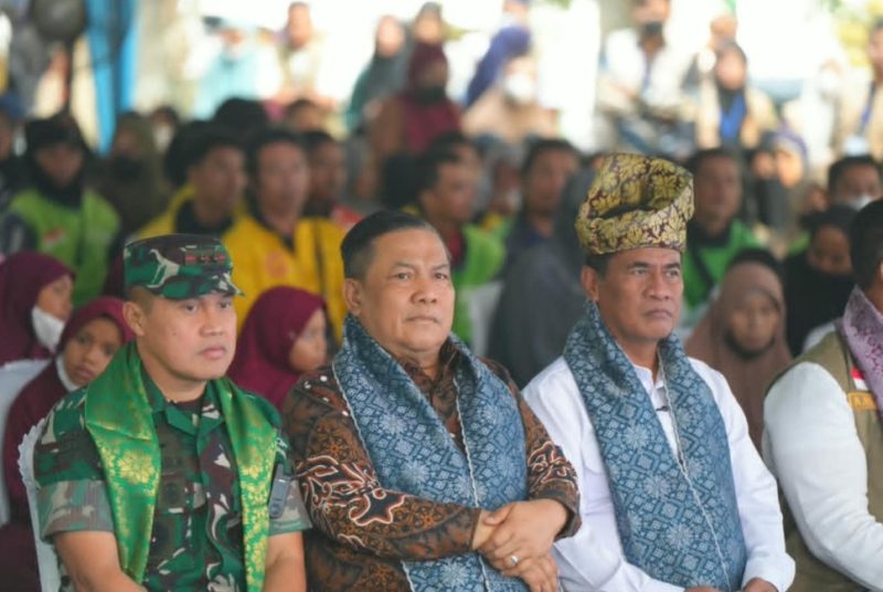 Keterangan foto : Pangdam XIX/Tuanku Tambusai Mayjen TNI Dr. Agus Hadi Waluyo, S.A.P., M.M., CHRMP., bersama Menteri Pertanian RI Dr. Ir. H. Andi Amran Sulaiman, M.P., dan Gubernur Riau SF Hariyanto, saat acara penyerahan bantuan pangan. 