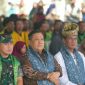 Keterangan foto : Pangdam XIX/Tuanku Tambusai Mayjen TNI Dr. Agus Hadi Waluyo, S.A.P., M.M., CHRMP., bersama Menteri Pertanian RI Dr. Ir. H. Andi Amran Sulaiman, M.P., dan Gubernur Riau SF Hariyanto, saat acara penyerahan bantuan pangan. 