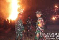Keterangan foto: Kodim 0313/Kampar, Yonif 132/Bima Sakti, Yonif TP 898/Pancalang Cakti, Polri, BPBD, pemadam kebakaran, perangkat desa, serta masyarakat setempat berjibaku memadamkan karhutla di Salo.