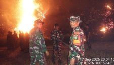 Keterangan foto: Kodim 0313/Kampar, Yonif 132/Bima Sakti, Yonif TP 898/Pancalang Cakti, Polri, BPBD, pemadam kebakaran, perangkat desa, serta masyarakat setempat berjibaku memadamkan karhutla di Salo.