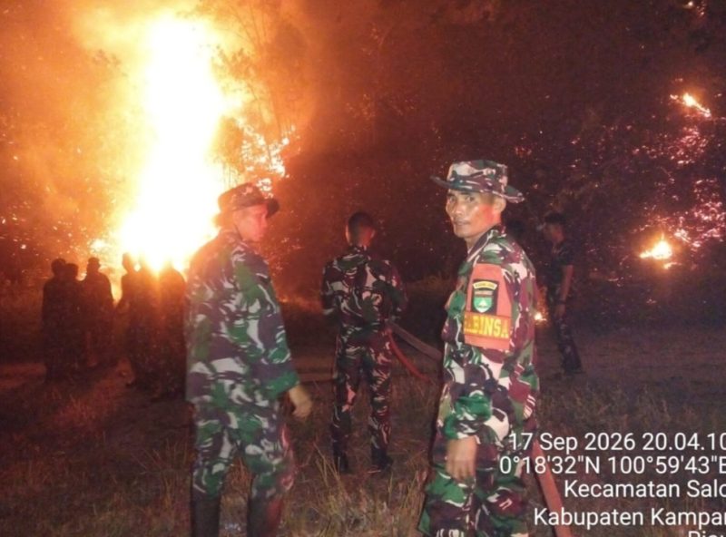 Keterangan foto: Kodim 0313/Kampar, Yonif 132/Bima Sakti, Yonif TP 898/Pancalang Cakti, Polri, BPBD, pemadam kebakaran, perangkat desa, serta masyarakat setempat berjibaku memadamkan karhutla di Salo.