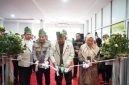 Keterangan foto: Wakapolri Komjen Pol. Prof. Dr. Dedi Prasetyo, S.H., M.Hum., M.Si., M.M., bersama Rektor Universitas Riau Prof. Dr. Sri Indarti, S.E., M.Si., meresmikan Pusat Studi Kepolisian Bidang Lingkungan di Kampus Universitas Riau.
