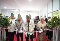 Keterangan foto: Wakapolri Komjen Pol. Prof. Dr. Dedi Prasetyo, S.H., M.Hum., M.Si., M.M., bersama Rektor Universitas Riau Prof. Dr. Sri Indarti, S.E., M.Si., meresmikan Pusat Studi Kepolisian Bidang Lingkungan di Kampus Universitas Riau.
