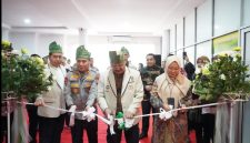 Keterangan foto: Wakapolri Komjen Pol. Prof. Dr. Dedi Prasetyo, S.H., M.Hum., M.Si., M.M., bersama Rektor Universitas Riau Prof. Dr. Sri Indarti, S.E., M.Si., meresmikan Pusat Studi Kepolisian Bidang Lingkungan di Kampus Universitas Riau.