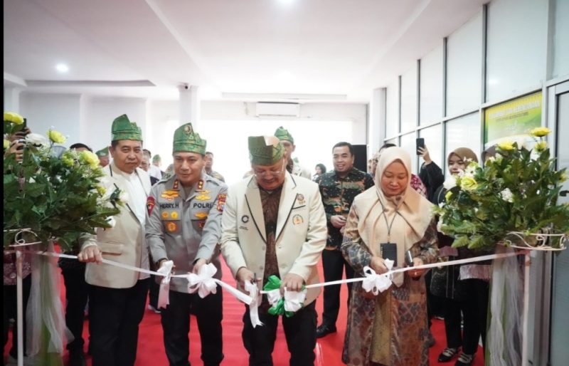Keterangan foto: Wakapolri Komjen Pol. Prof. Dr. Dedi Prasetyo, S.H., M.Hum., M.Si., M.M., bersama Rektor Universitas Riau Prof. Dr. Sri Indarti, S.E., M.Si., meresmikan Pusat Studi Kepolisian Bidang Lingkungan di Kampus Universitas Riau.
