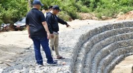 Keterangan foto: Bupati Tapteng Masinton Pasaribu tinjau normalisasi sungai di Kecamatan Tukka.
