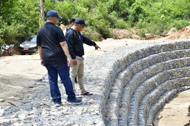 Keterangan foto: Bupati Tapteng Masinton Pasaribu tinjau normalisasi sungai di Kecamatan Tukka.