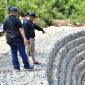 Keterangan foto: Bupati Tapteng Masinton Pasaribu tinjau normalisasi sungai di Kecamatan Tukka.