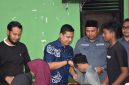 Keterangan foto: Wali Kota Langsa, Jeffry Sentana S. Putra, S.E., didampingi Ketua Baitul Mal Kota Langsa, Tgk. H. Muamar Qausar, menyerahkan santunan kepada anak yatim piatu di Kota Langsa.