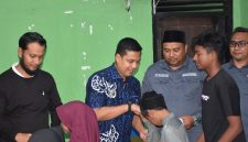 Keterangan foto: Wali Kota Langsa, Jeffry Sentana S. Putra, S.E., didampingi Ketua Baitul Mal Kota Langsa, Tgk. H. Muamar Qausar, menyerahkan santunan kepada anak yatim piatu di Kota Langsa.